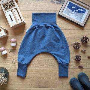 Sarouel évolutif effet jeans pour bébé et enfant. Cadeau de naissance cousu en France.