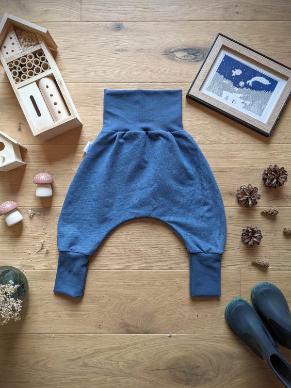 Sarouel évolutif effet jeans pour bébé et enfant. Cadeau de naissance cousu en France.