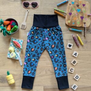 pantalon évolutif pour enfant de 0 à 6 ans en coton biologique. un pantalon qui grandit avec les enfants