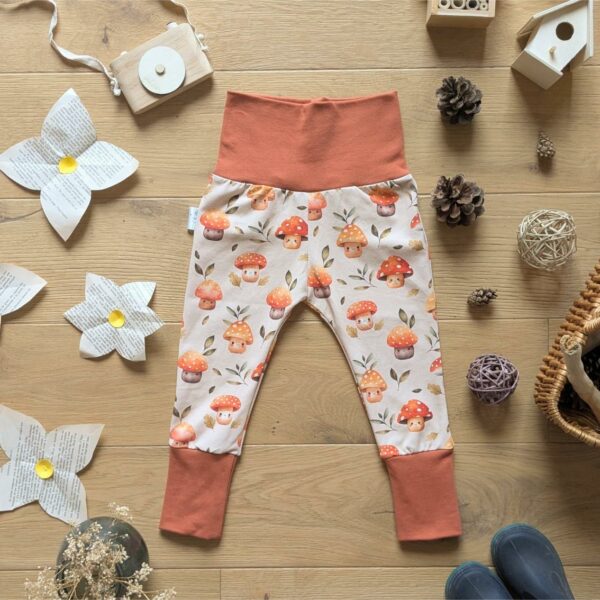 pantalon évolutif enfant. Cousu en France dans un tissu en jersey de coton biologique. avec un motif exclusif.