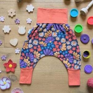 sarouel évolutif pour enfant de 0 à 6 ans. Motif fleuri. Cousu en France