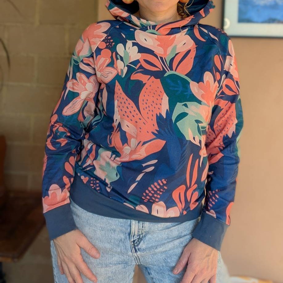 sweat a capuche en motif bleu et rose. coton bio